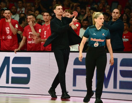 Τσαρούχα, Καρπάνος και Τσιμπούρης